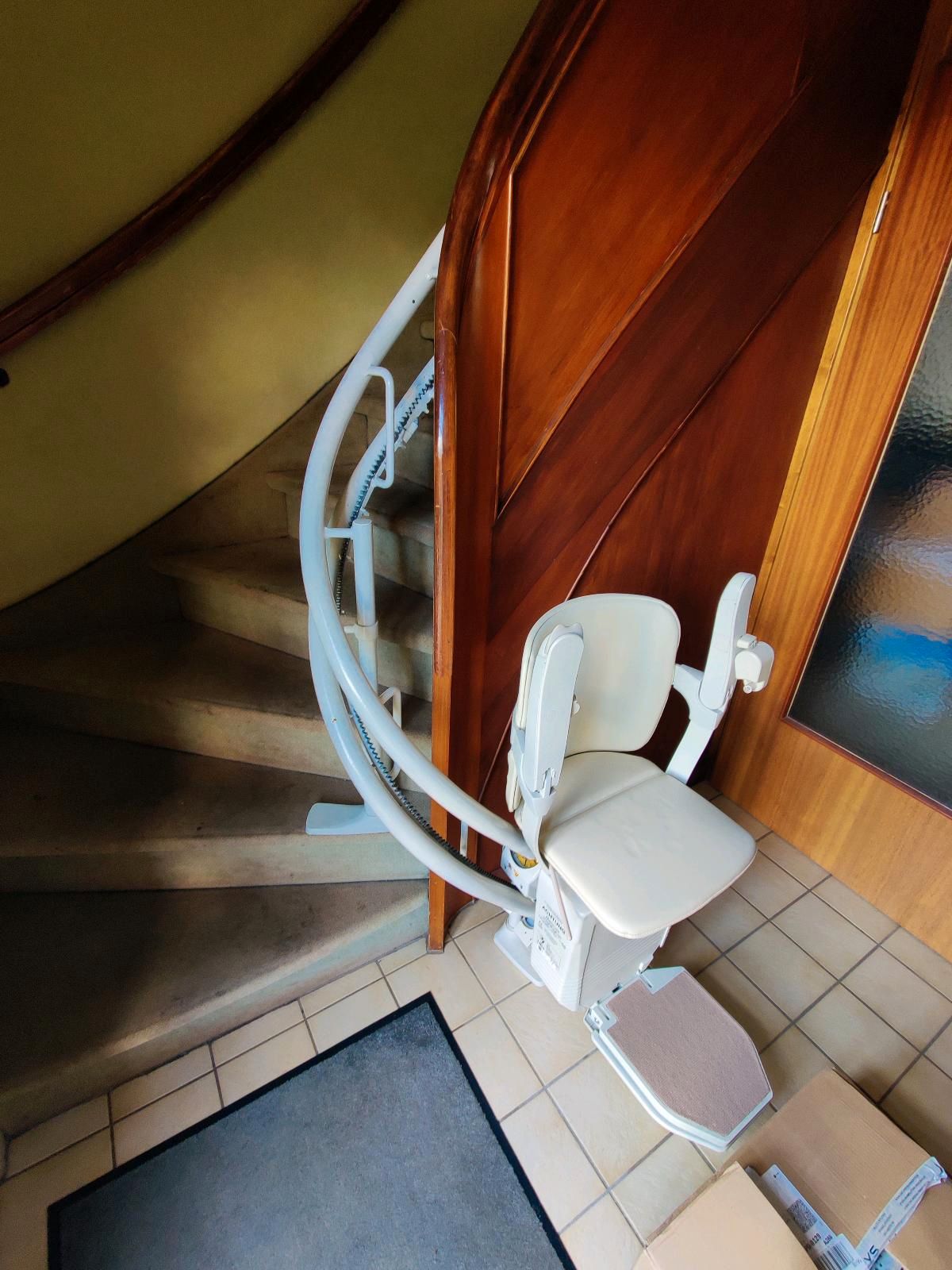 Gebrauchter Treppenlift der Marke Lifta Rechtsbogentreppe - Gebrauchte Treppenlifte